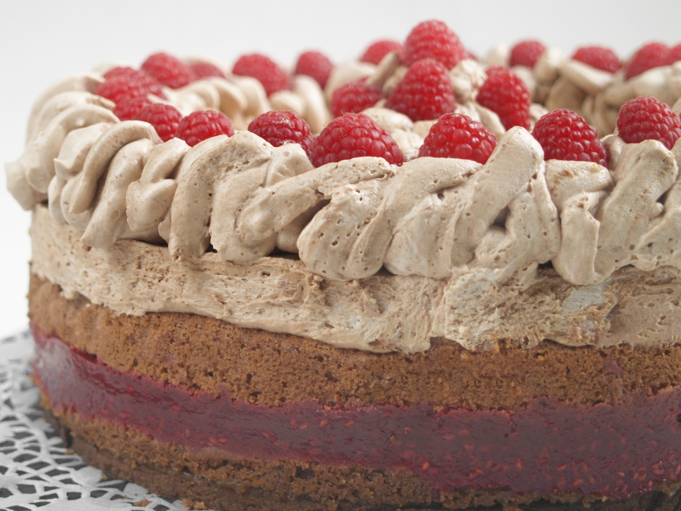 Veganes Rezept Nougat-Sahne Torte mit Himbeeren